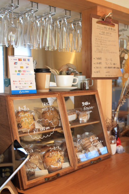 KAN,MA diningの焼き菓子のショーケース