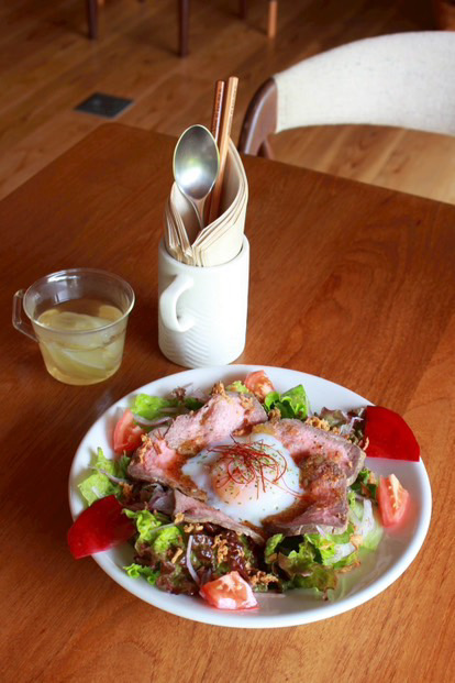 KAN,MA diningのローストビーフの温玉サラダ丼