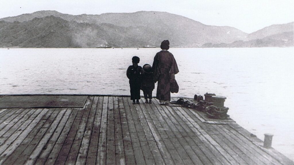 岸壁で帰りを待つ女性（岸壁の妻と子）